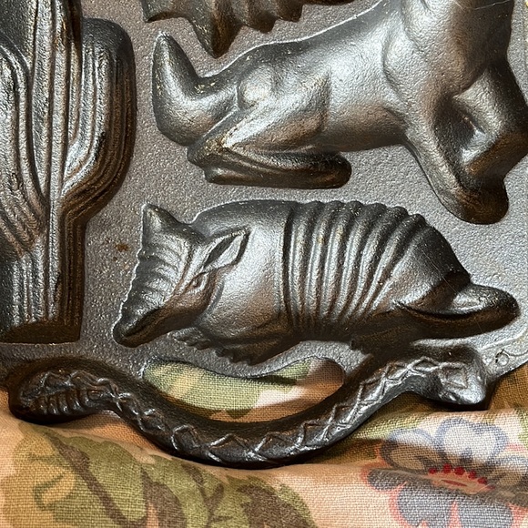 Vtg '88 JOHN WRIGHT Cast Iron Southwest Cookie Muffin Cactus Coyote Armadillo - Picture 7 of 15